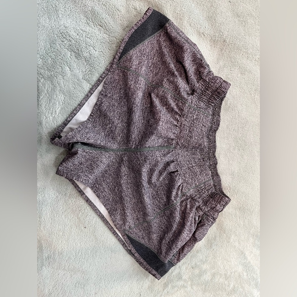 Lululemon hotty hot shorts
Size 4 
In good condition!